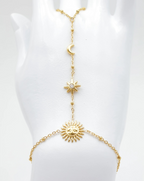 Bijou de main Celeste lune étoile soleil doré femme détail charms