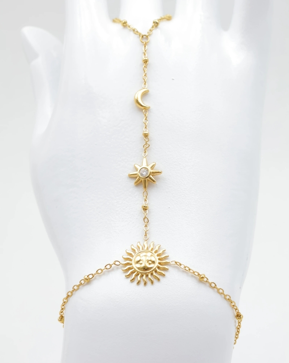 Bijou de main Celeste lune étoile soleil doré femme détail charms