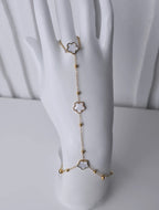 Bijou de main Edelia fleurs nacrées doré femme porté
