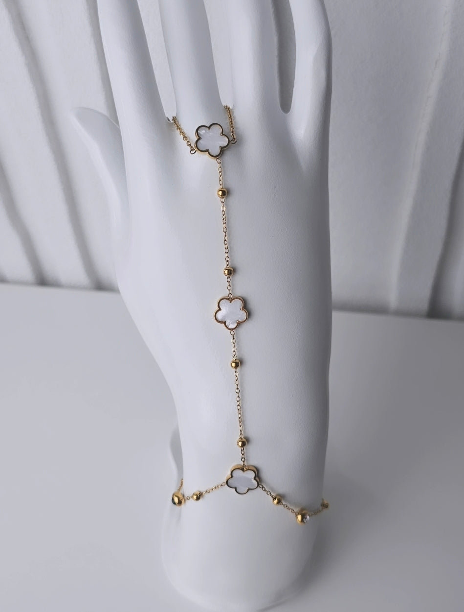 Bijou de main Edelia fleurs nacrées doré femme porté