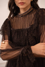 Blouse Augustine dentelle tulle plissé chocolat femme détail dentelle poignet