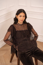 Blouse Augustine dentelle tulle plissé chocolat femme portée mannequin
