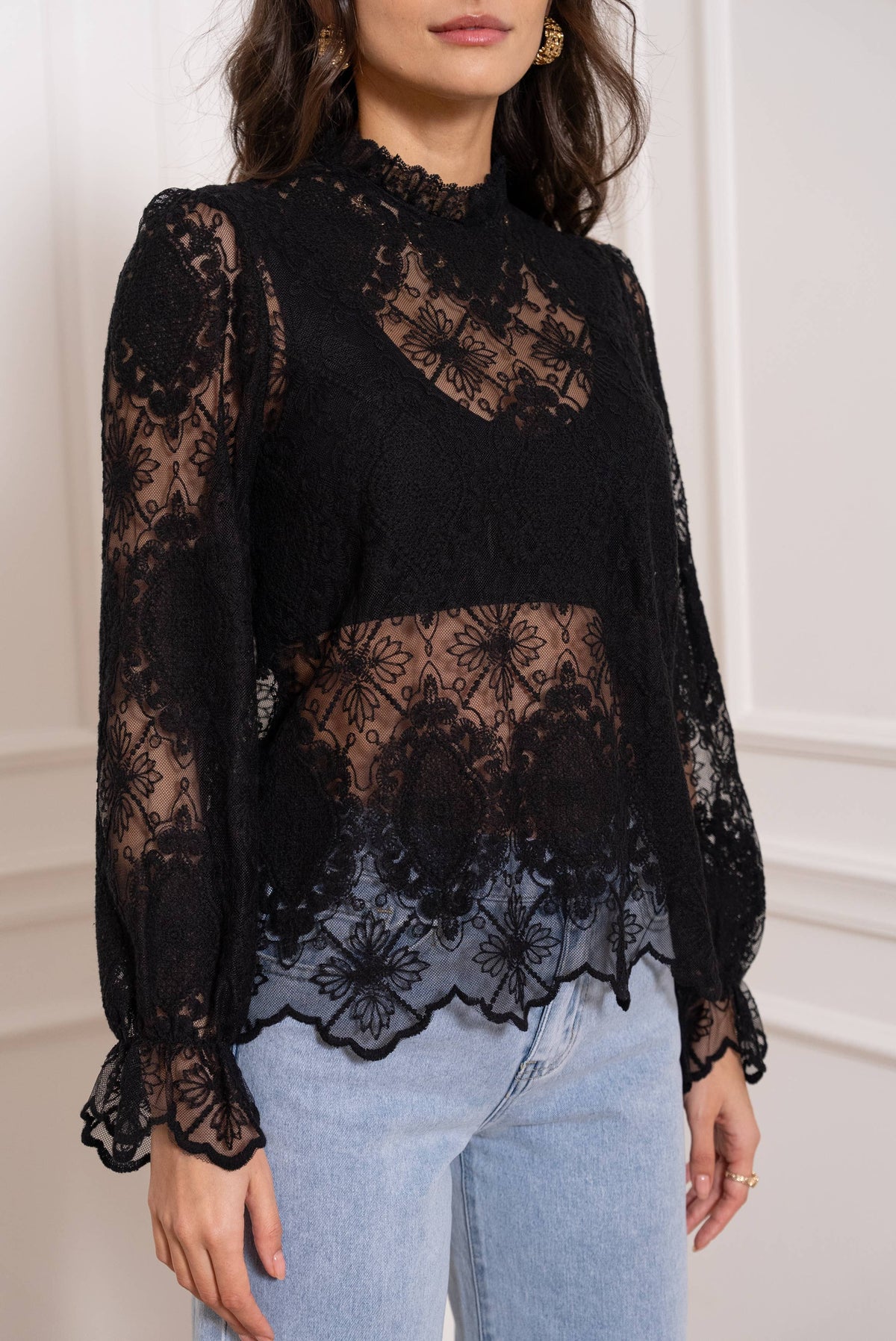 Blouse Faustine dentelle noir femme détail col montant