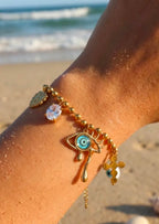 Bracelet Iris charms doré femme porté