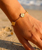 Bracelet Rosalia fleurs doré femme porté