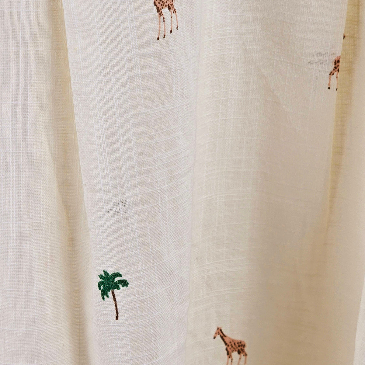 Chemise beige imprimé girafe palmier femme Malika détail imprimé