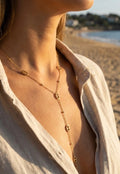 Collier Maia cravate strass doré femme porté