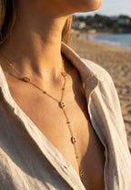 Collier Maia cravate strass doré femme porté