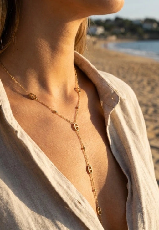 Collier Maia cravate strass doré femme porté