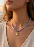 Collier soleil azur perles bleues femme porté