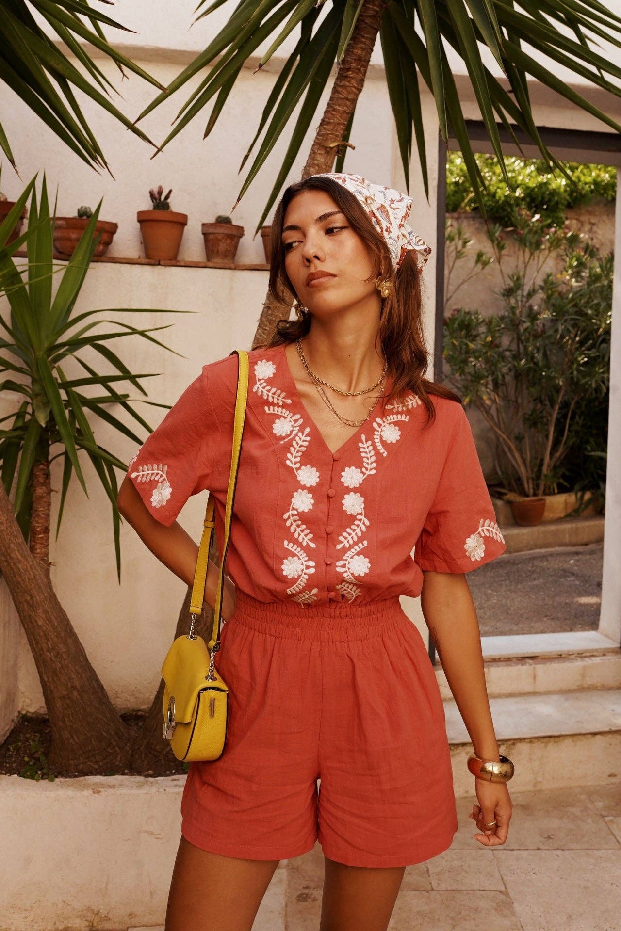 Combi-short rouge terracotta à broderies blanches femme Sabia détail