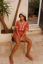 Combi-short rouge terracotta à broderies blanches femme Sabia porté mannequin