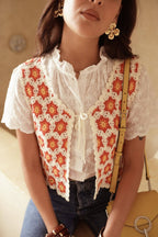 Gilet crocheté floral rouge ocre femme Milae porté mannequin