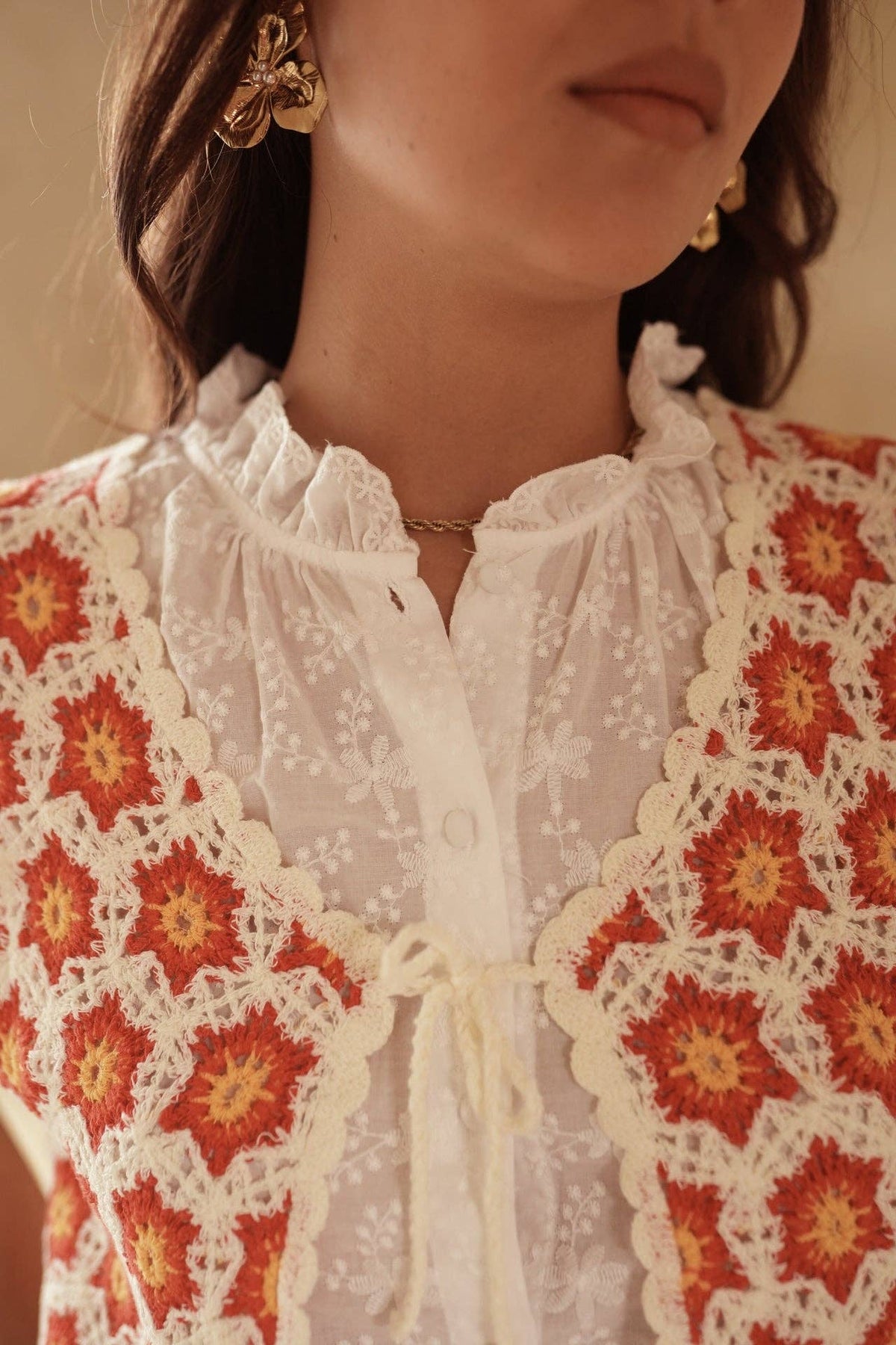 Gilet crocheté floral rouge ocre femme Milae lien à nouer