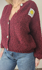 Gilet bordeaux en maille bouclée femme Louna porté mannequin