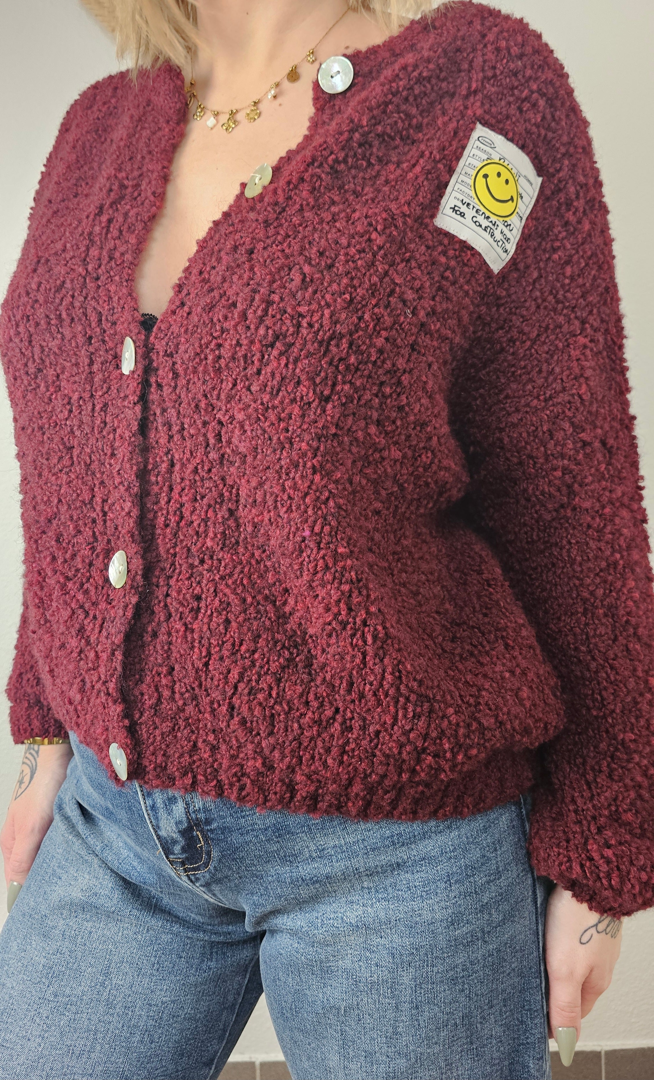 Gilet bordeaux en maille bouclée femme Louna porté mannequin