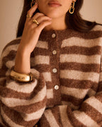 Gilet rayé beige et marron détail de la maille