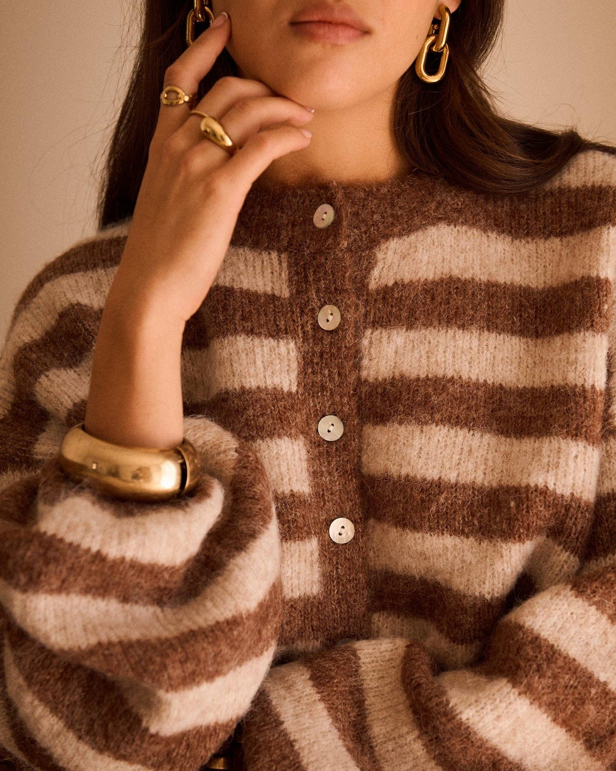Gilet rayé beige et marron détail de la maille