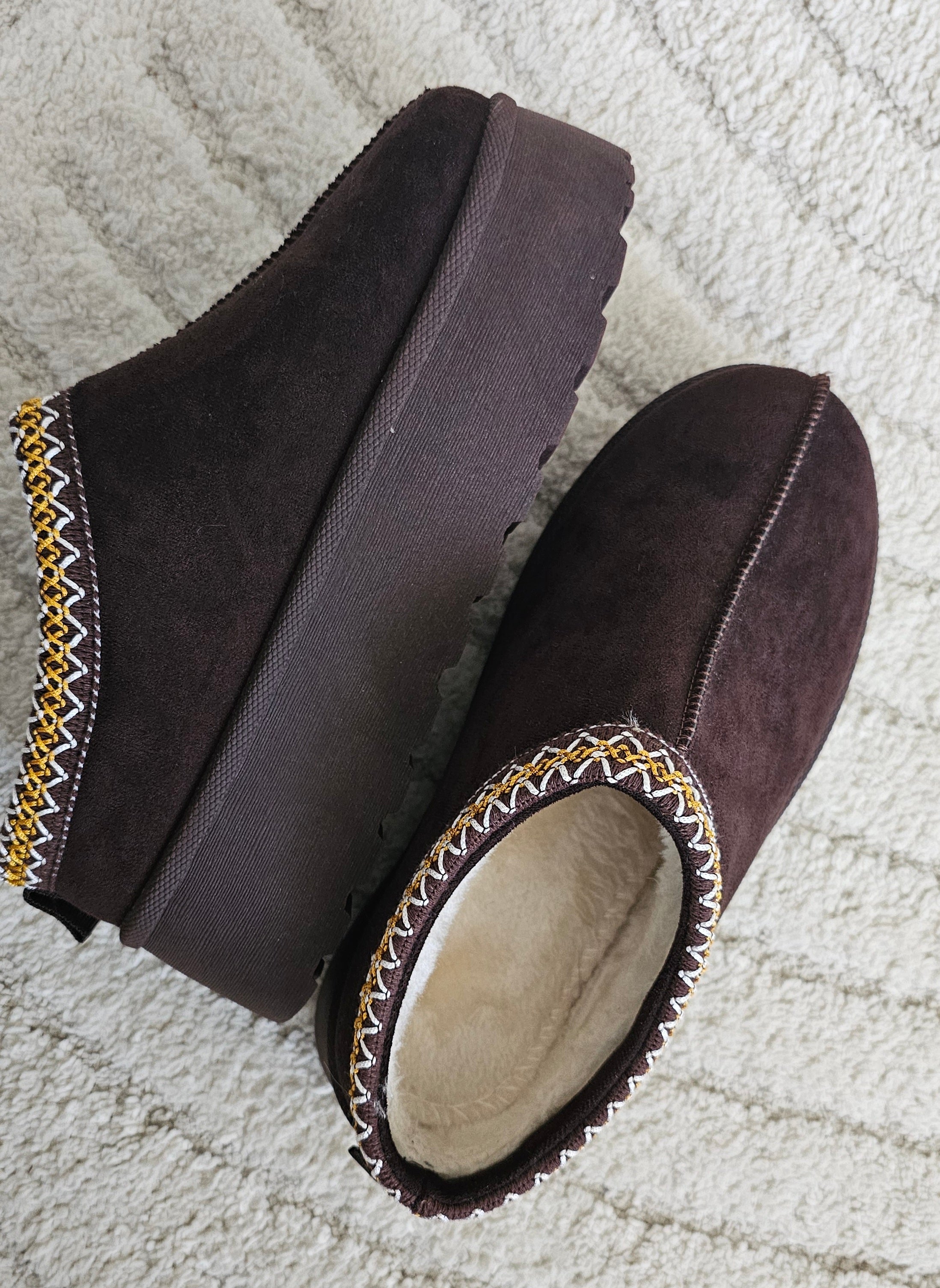 Mules compensées chocolat en suédine femme Milo